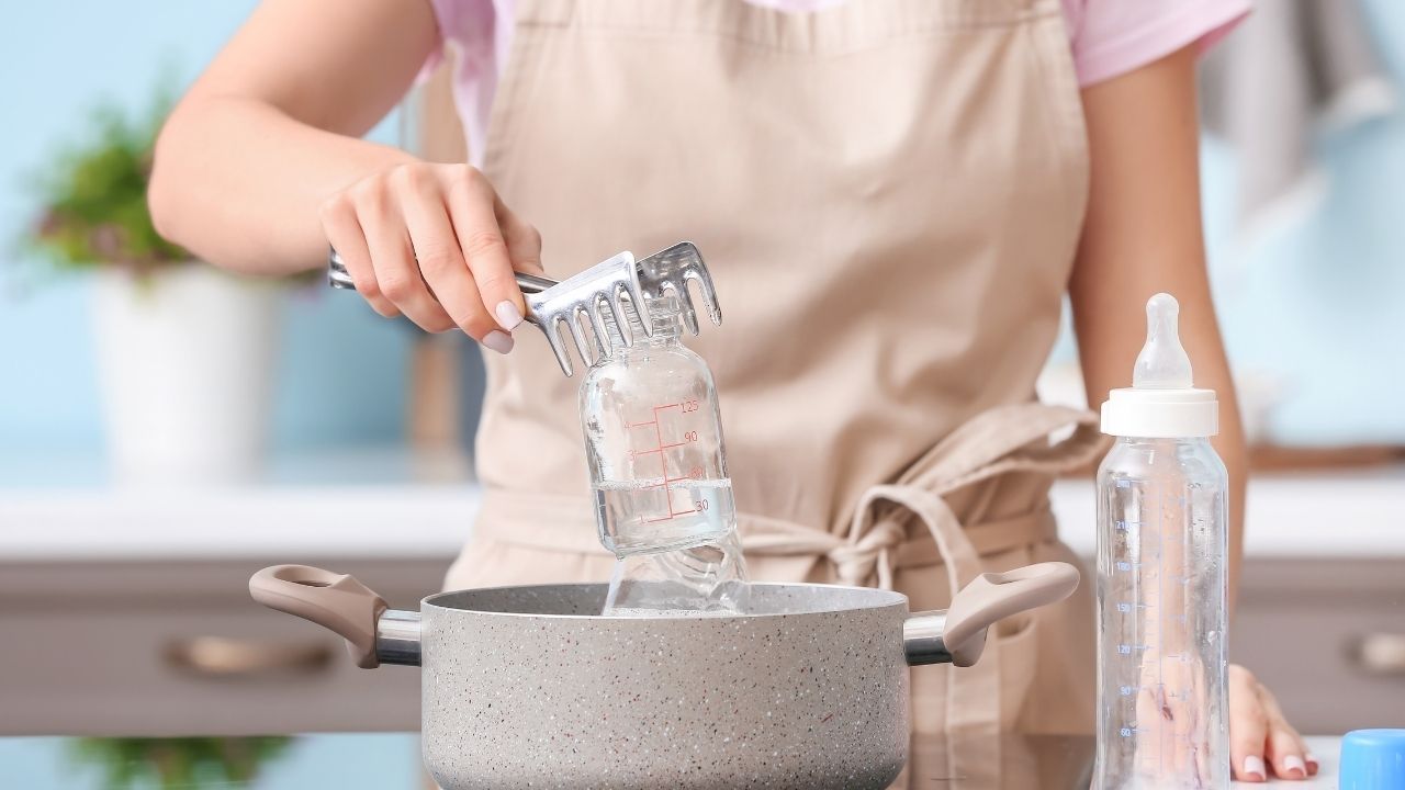 Boiling baby bottle to sterilise it