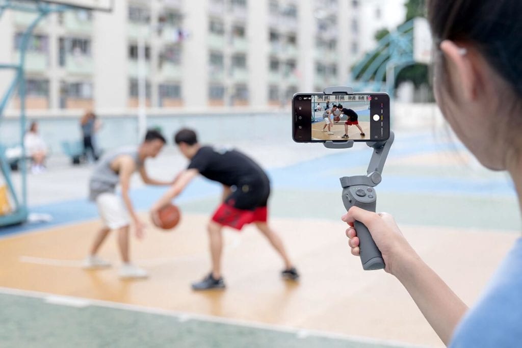 Man holding the DJI OSMO MOBILE 3